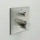 Einzelthermostat von Ideal Standard mit zwei verchromten Drehknöpfen und einer quadratischen Wandplatte, montiert auf einer hellen Wand.